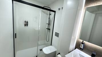 Een douche, een haardroger, handdoeken