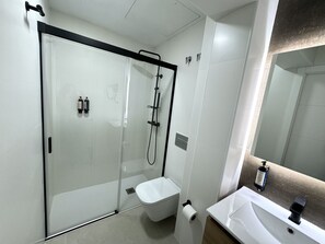 Douche, séchoir à cheveux, serviettes fournies