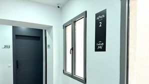 A hallway with doors labeled 202 and 204, a window, and a sign indicating 'Planta 2' and 'Cava Baja Suites'.