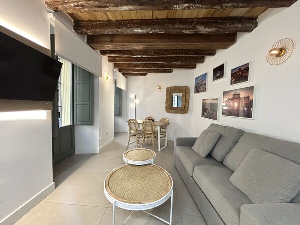 TV - CavaBajaSuites 101 PUERTA DE ALCALÁ (Madrid)