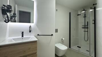 Een douche, een haardroger, handdoeken