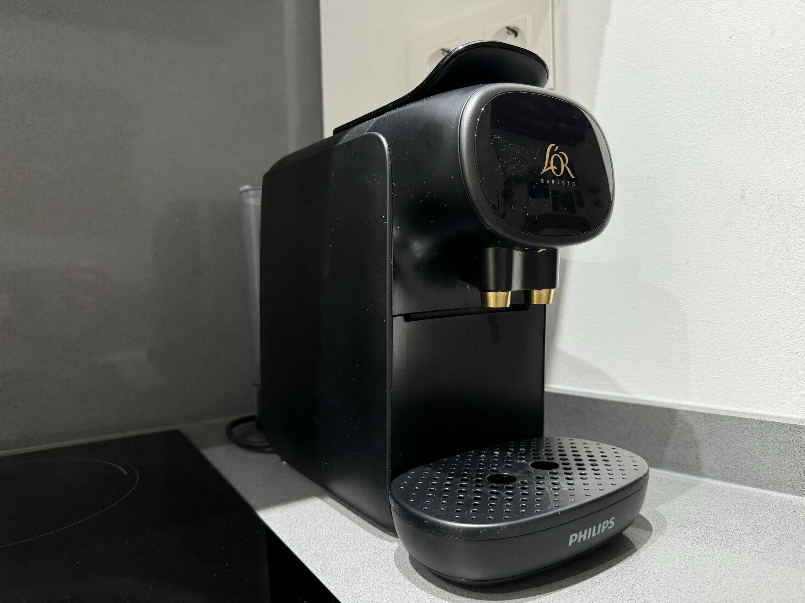 En svart kaffemaskin med en digital display och en vattenbehållare.