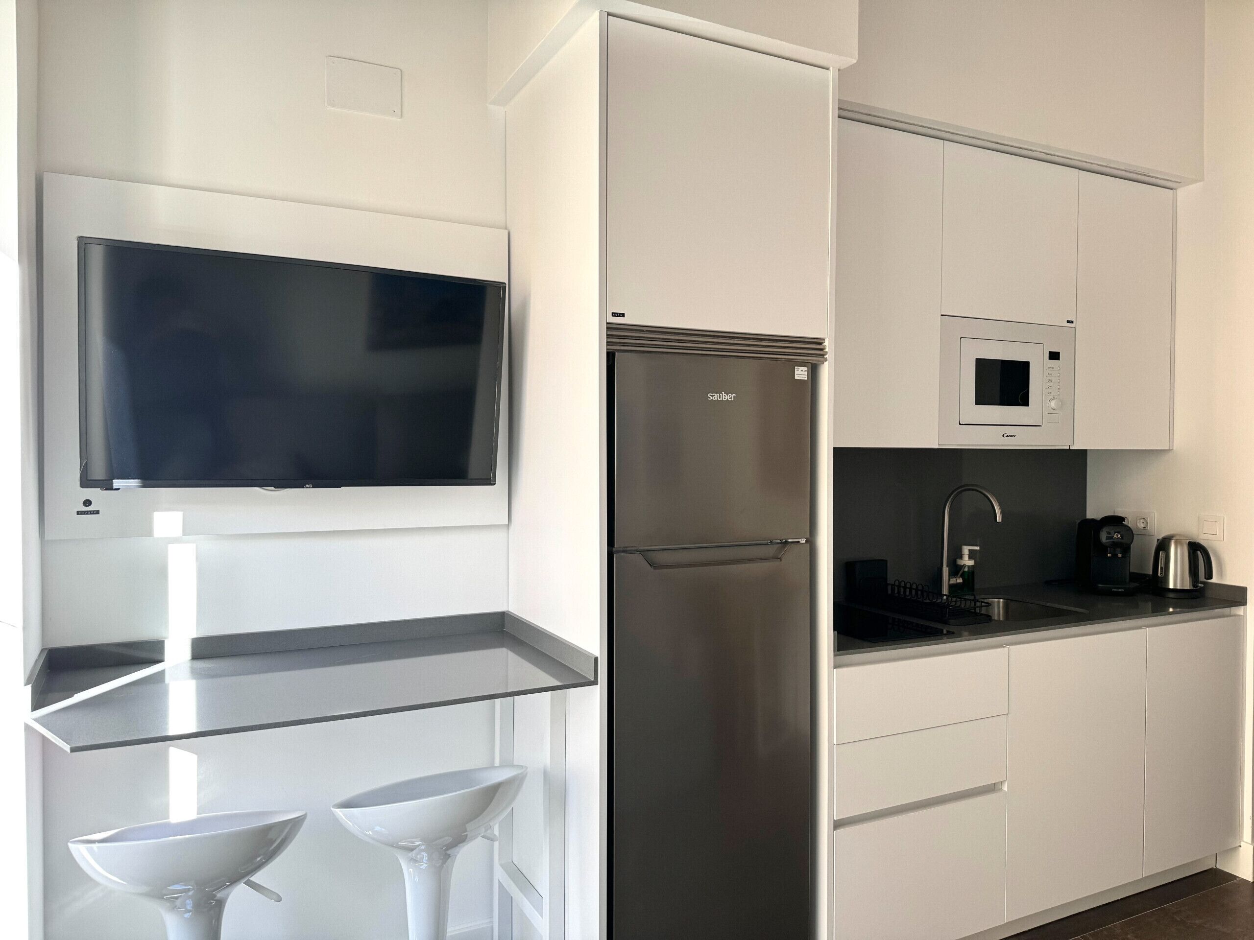 Een koelkast, een magnetron, een koffiezetapparaat/waterkoker