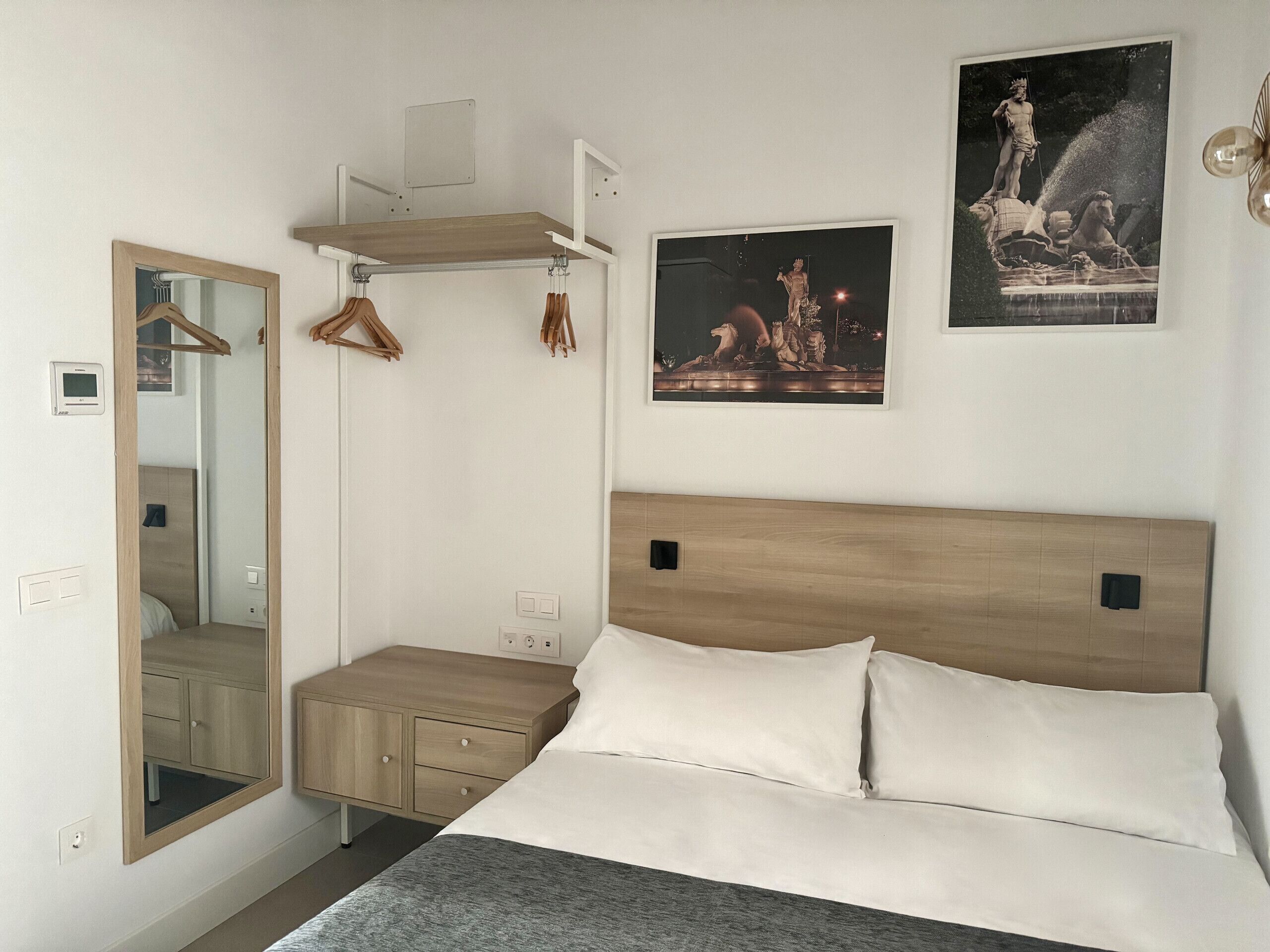 Een kluis op de kamer, een strijkplank/strijkijzer, gratis wifi