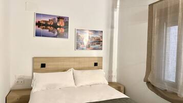 Een kluis op de kamer, een strijkplank/strijkijzer, gratis wifi