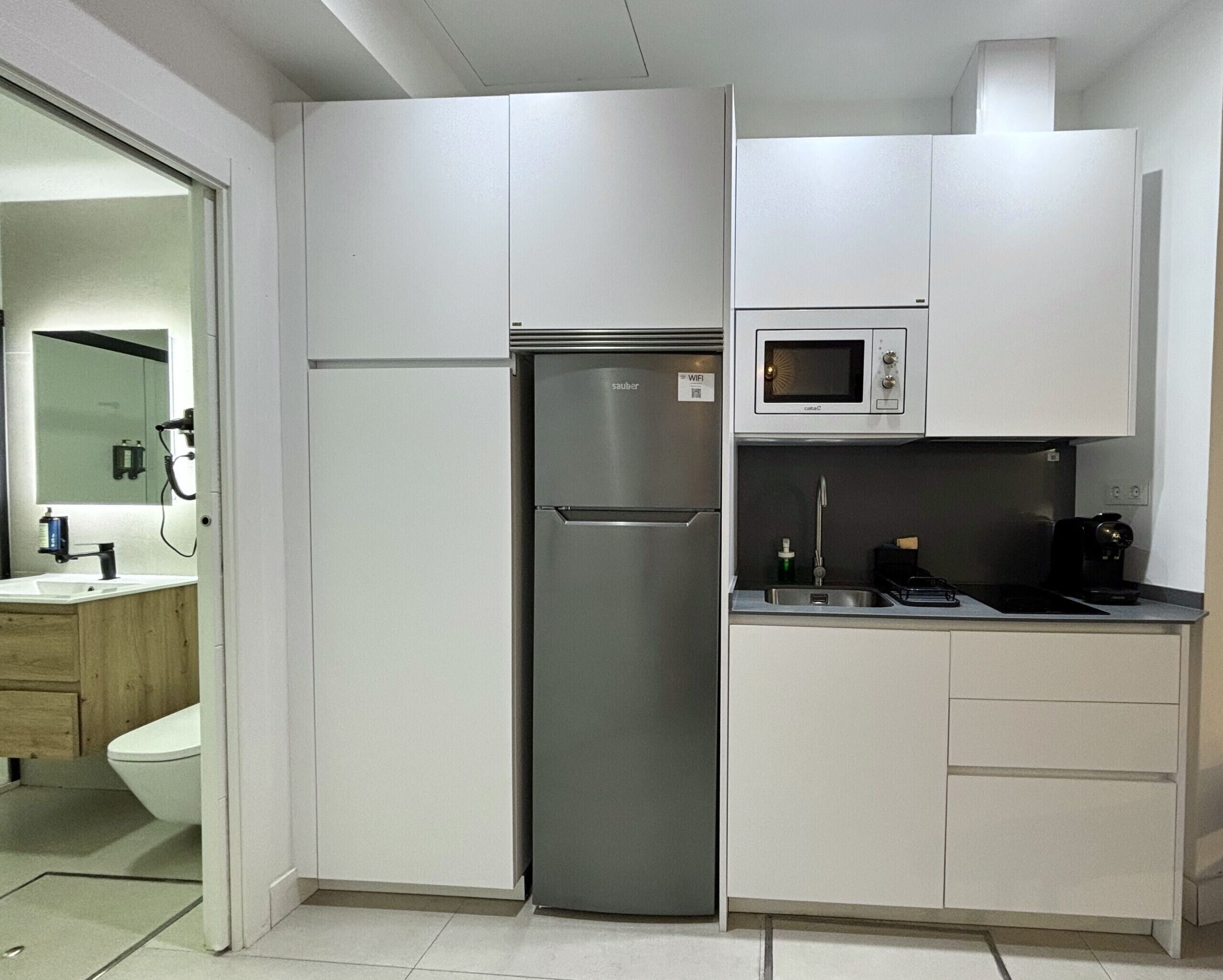 Een koelkast, een magnetron, een koffiezetapparaat/waterkoker