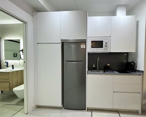 Kühlschrank, Mikrowelle, Wasserkocher mit Kaffee-/Teezubehör