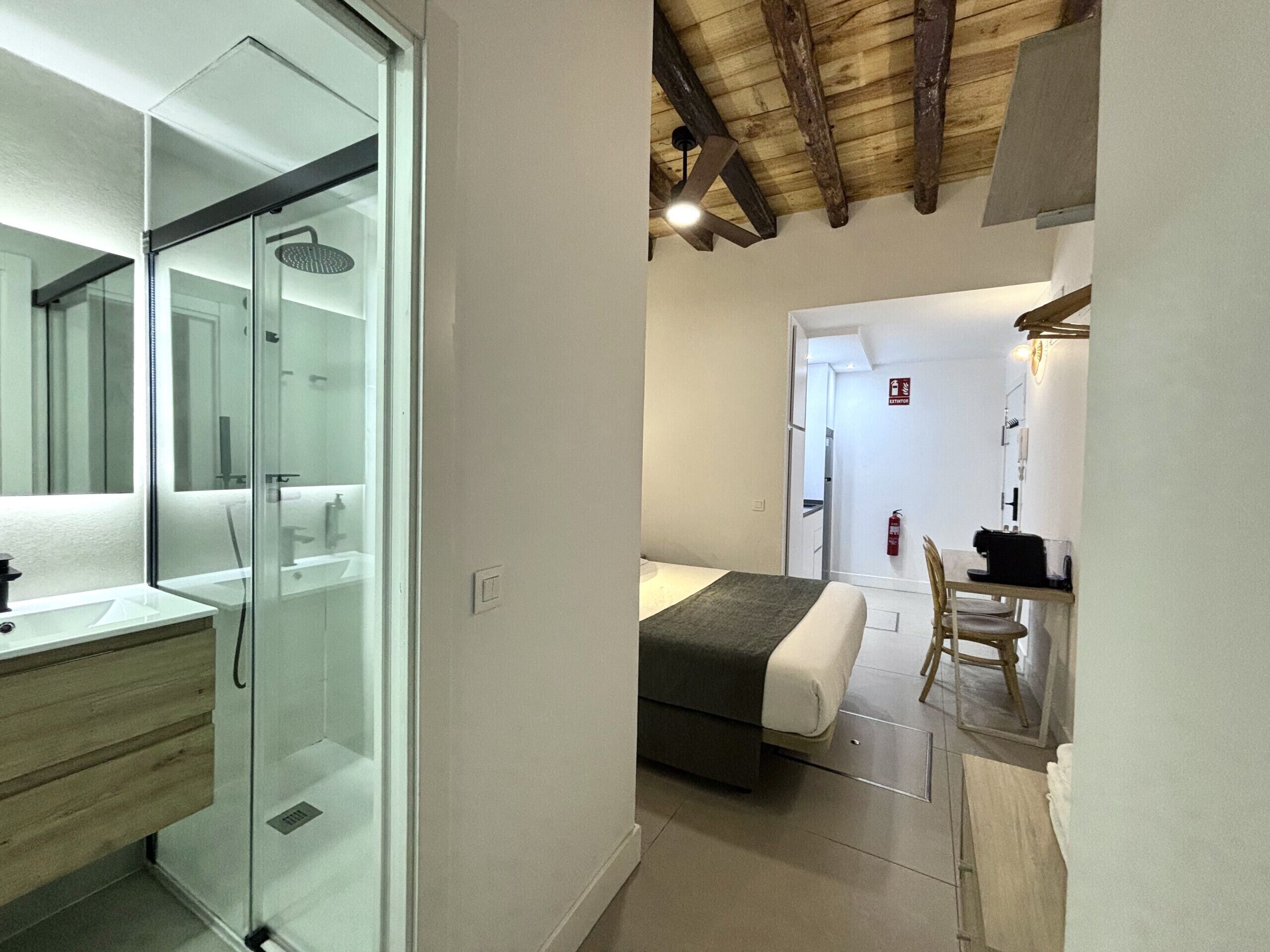 Safe på rommet, strykejern/-brett, wi-fi (inkludert) og sengetøy