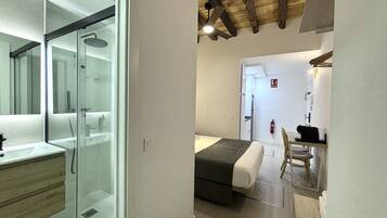 Een kluis op de kamer, een strijkplank/strijkijzer, gratis wifi