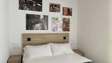 Een kluis op de kamer, een strijkplank/strijkijzer, gratis wifi