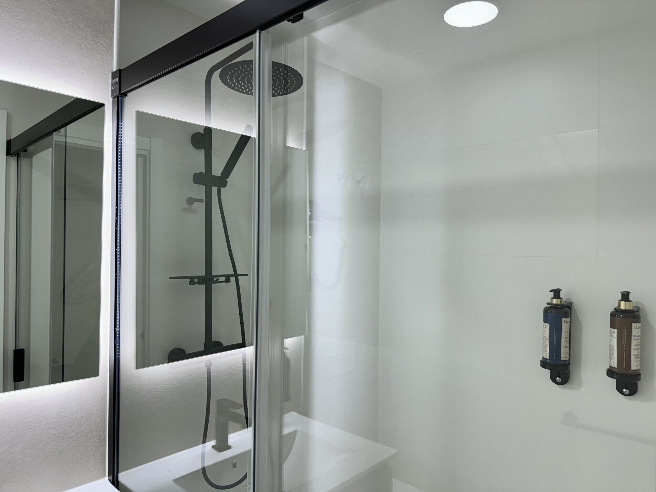 Een douche, een haardroger, handdoeken