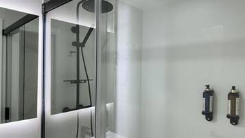 Een douche, een haardroger, handdoeken