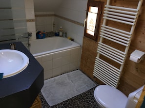 Sèche-cheveux, serviettes fournies, savon, papier toilette