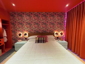 أغطية فراش متميزة وستائر تعتيم ومكواة/لوح كي وواي فاي مجانًا