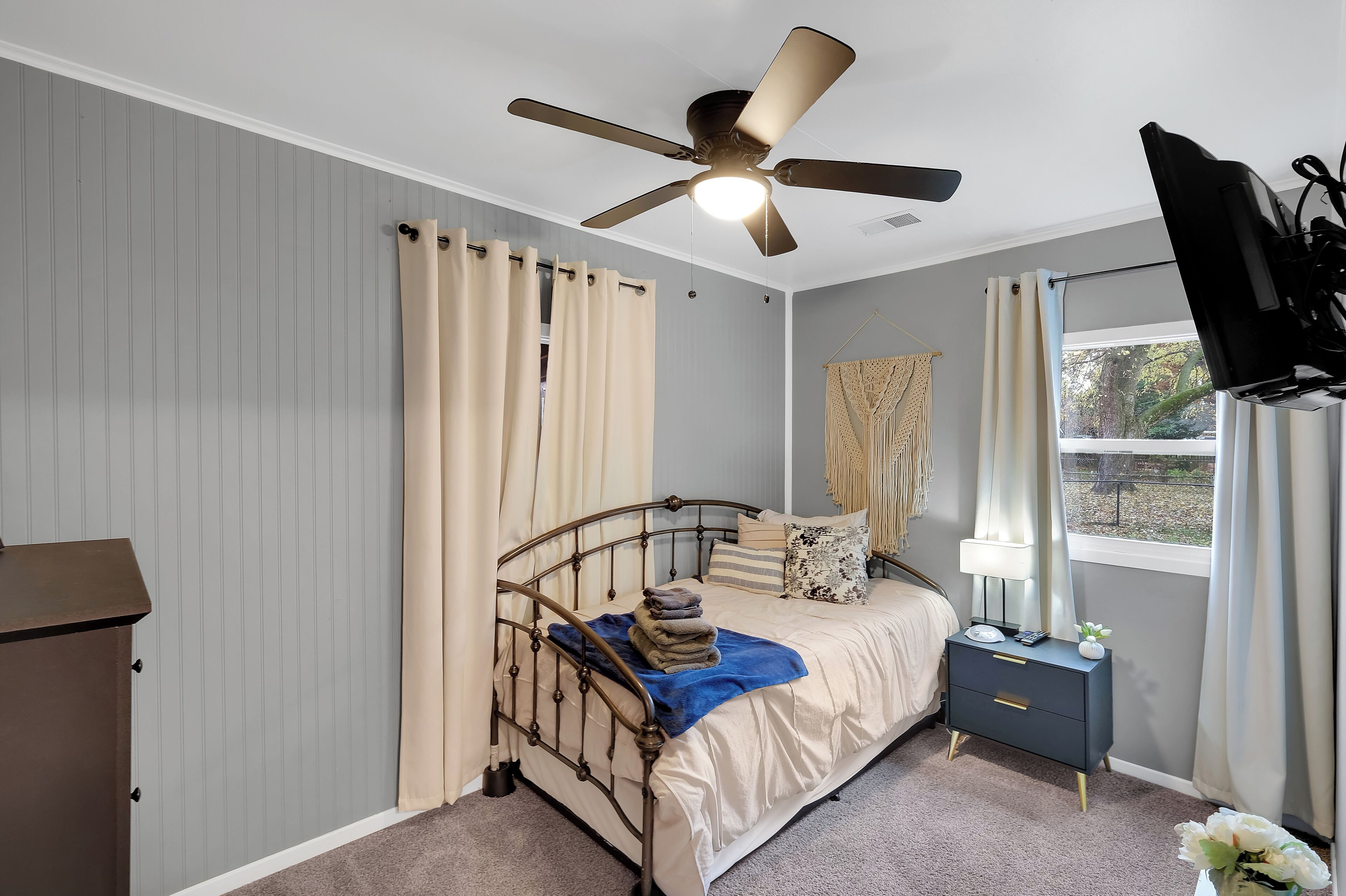 2 chambres, coffre-fort, fer et planche à repasser, lit de bébé portatif