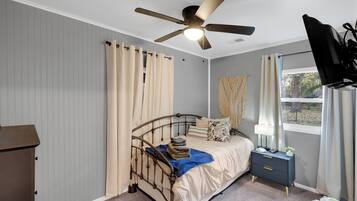 2 chambres, coffre-fort, fer et planche à repasser, lit de bébé portatif