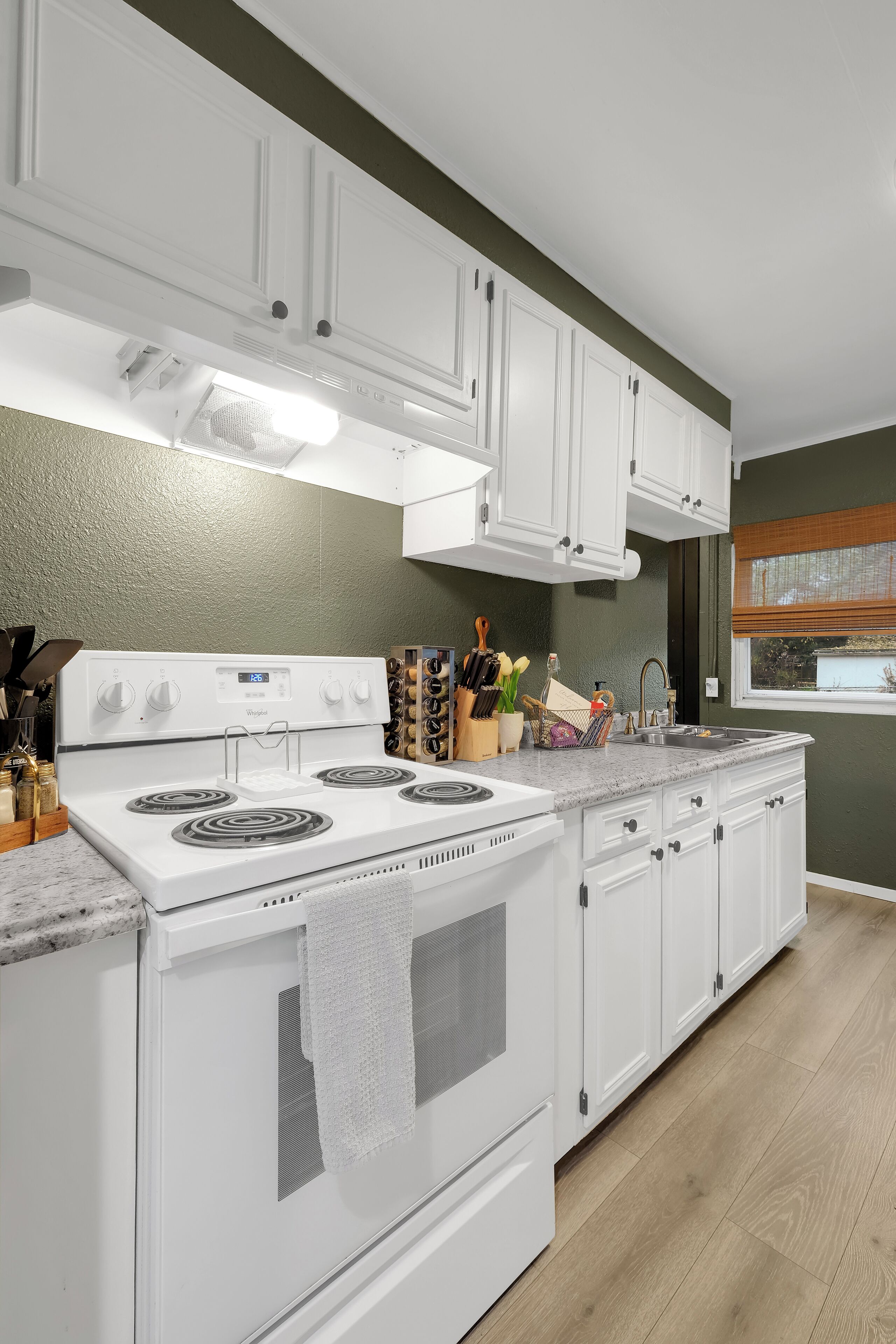 Jääkaappi, mikroaaltouuni, uuni, liesi