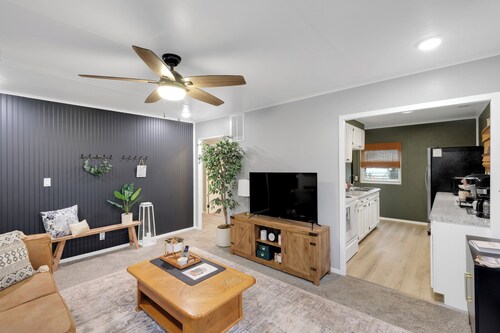 Renovated 2BR/1BA Oasis in Jeffersonville - 10 Mins to Louisville - with Yard