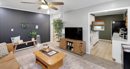 Renovated 2BR/1BA Oasis in Jeffersonville - 10 Mins to Louisville - with Yard