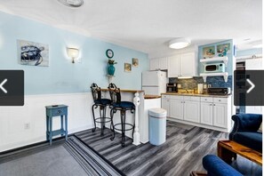 Interior - SPECIAL‼️ COASTAL COTTAGE SLEEPS 4 SWIMMING, FISHING, TURTLE TOURS, GOLF, BIKING (Edisto Island)