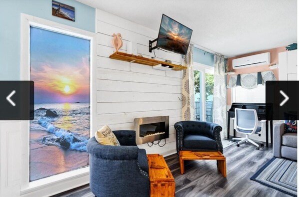 Smart TV, fireplace - SPECIAL‼️ COASTAL COTTAGE SLEEPS 4 SWIMMING, FISHING, TURTLE TOURS, GOLF, BIKING (Edisto Island)