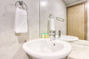 Appartement, 2 chambres, fumeurs, terrasse | Salle de bain