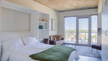 Una scrivania, ferro/asse da stiro, Wi-Fi gratuito, lenzuola