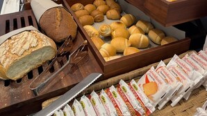 A buffet with various breads, pastries, and packaged snacks. - Hotel Harmony&Smile (Lido di Camaiore)