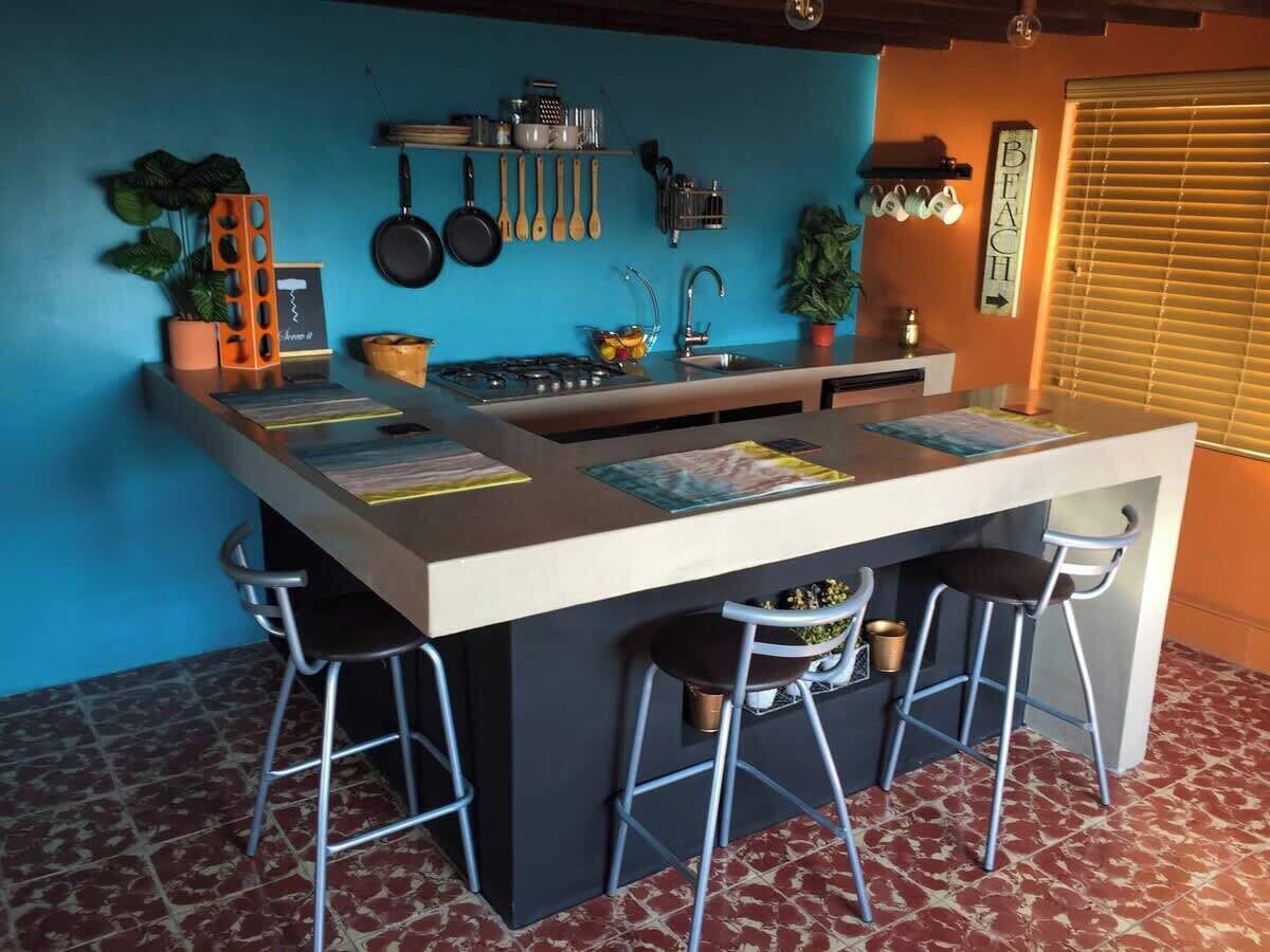 Microondas, placa de cocina, cafetera o tetera y tostadora