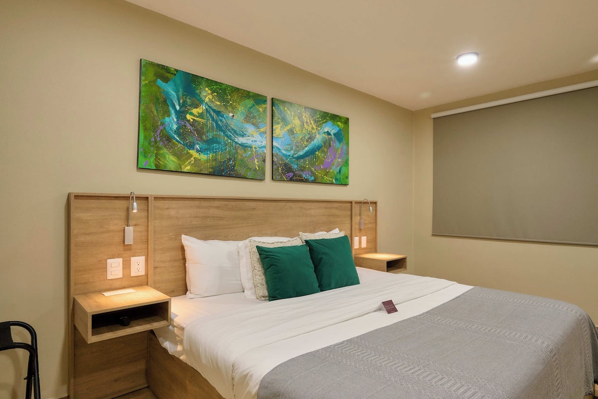 Rom – basic, balkong | Safe på rommet, skrivebord, wi-fi (inkludert) og sengetøy