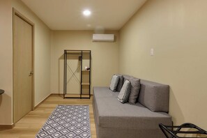 Studio – basic | Oppholdsområde | En 40-tommers Flatskjerm-TV med digitale kanaler samt Netflix