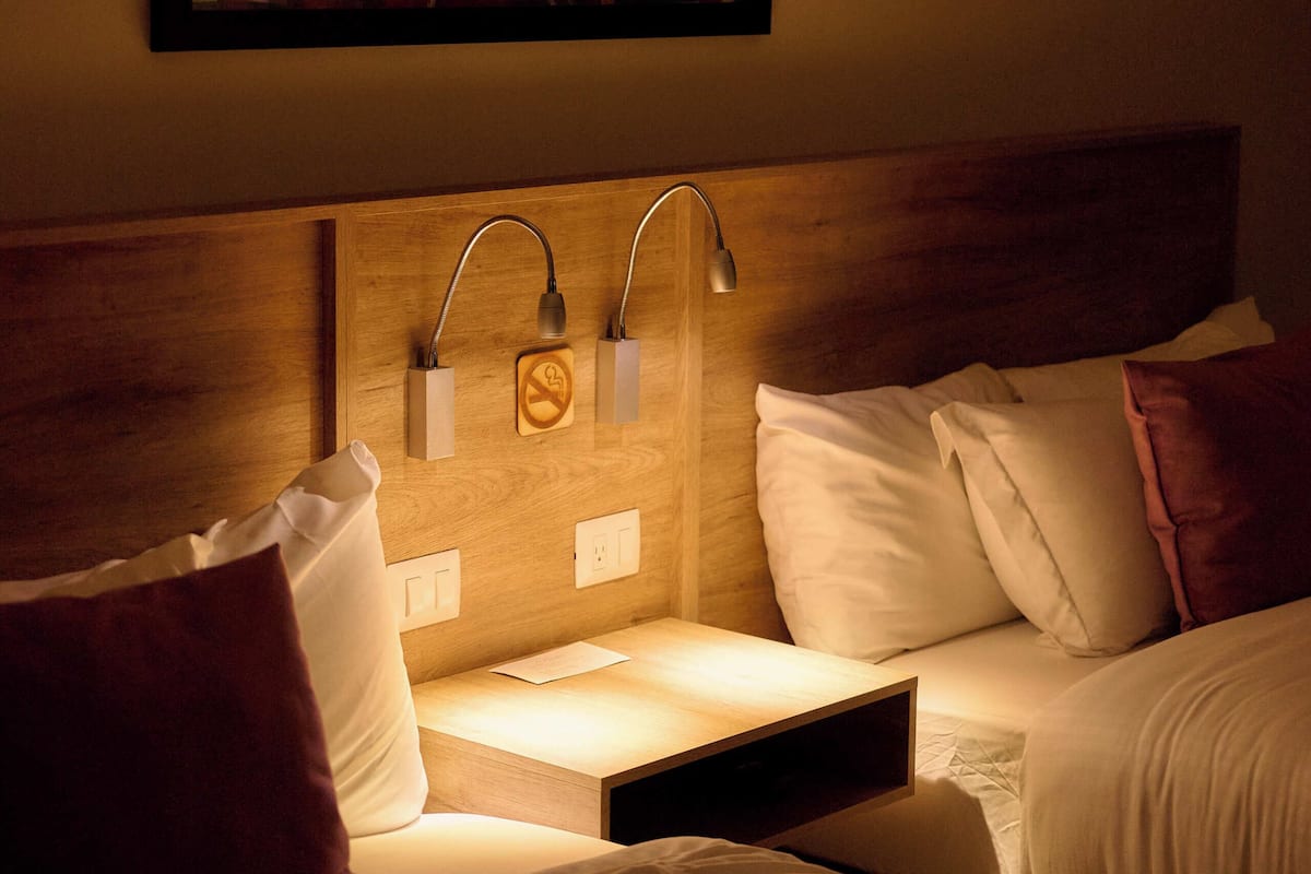 Een kluis op de kamer, een bureau, gratis wifi, beddengoed