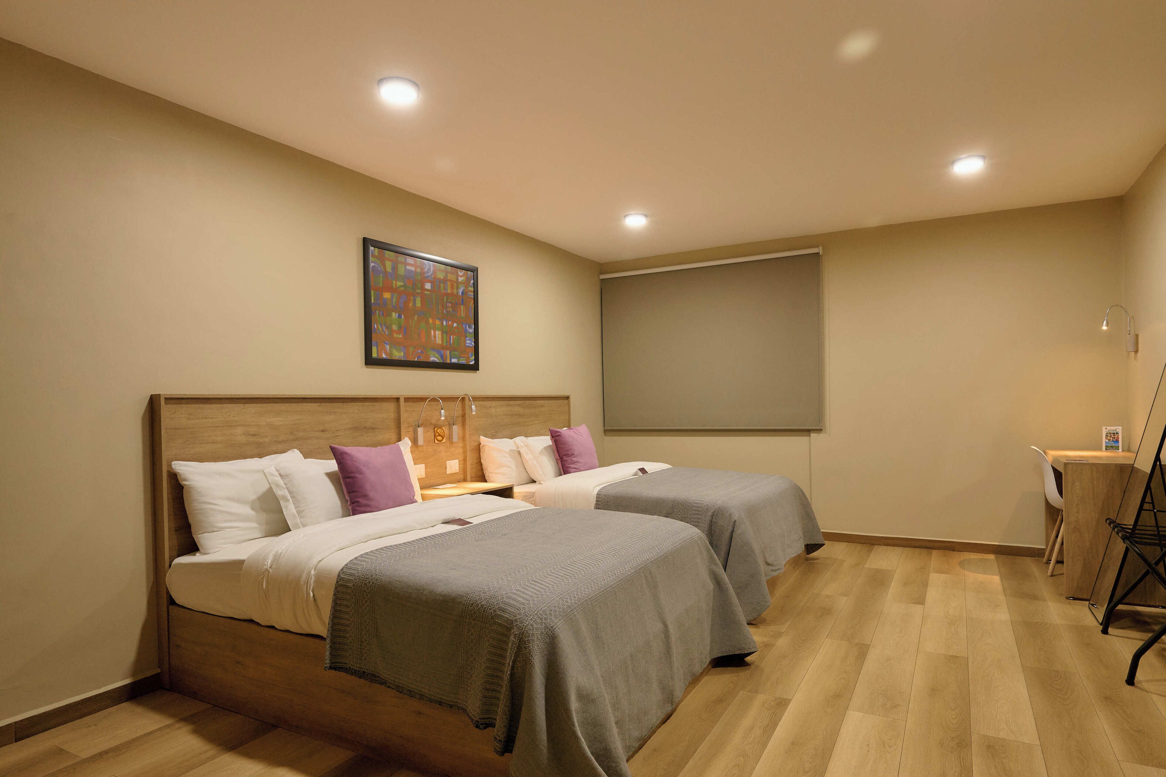 Safe på rommet, skrivebord, wi-fi (inkludert) og sengetøy