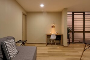 Basic Studio | Living area | 40-inch flat-screen TV with digital channels, Netflix - Suites el Consuelo (Oaxaca)