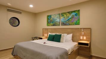 Cofres nos quartos, escrivaninha, Wi-Fi de cortesia, roupa de cama