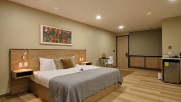 Estúdio básico | Cofres nos quartos, escrivaninha, Wi-Fi de cortesia, roupa de cama