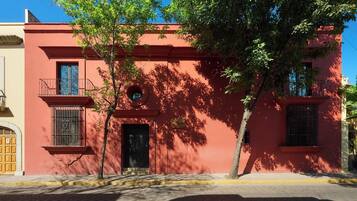 Vista frontal de la propiedad