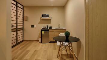Basic Studio | In-room safe, desk, free WiFi, bed sheets