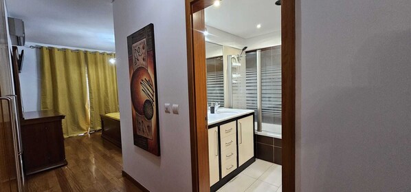 Dusche, Haartrockner, Bidet, Handtücher