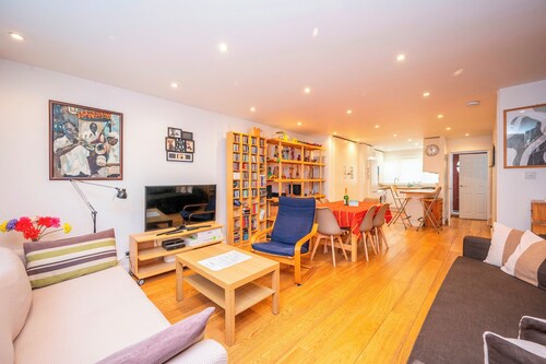 Spacious 2BR w/ Free Parking & Patio | Near Tube - Pass the Keys