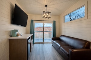 Espacio para trabajar con un portátil, wifi gratis, ropa de cama