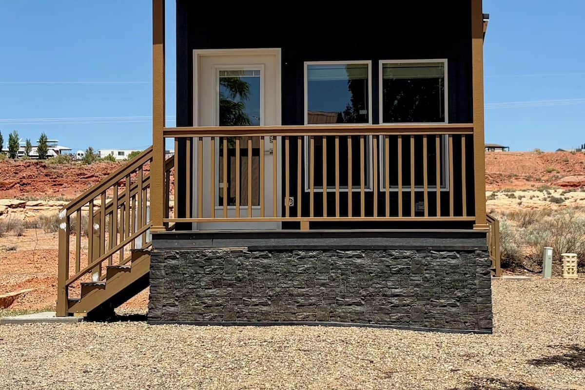 Un petit bâtiment d’un seul étage, doté d’un porche et d’un escalier menant à l’entrée.