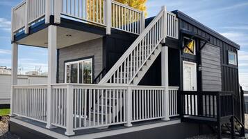 Laptop workspace, free WiFi, bed sheets