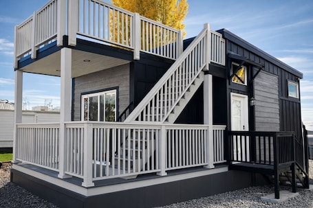 Espacio para trabajar con laptop, wifi gratis y ropa de cama . Luxury Tiny Homes - Deluxe King Room