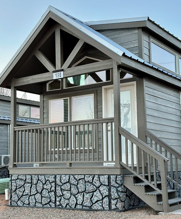 Espace de travail pour ordinateur portable, Wi-Fi gratuit, draps fournis