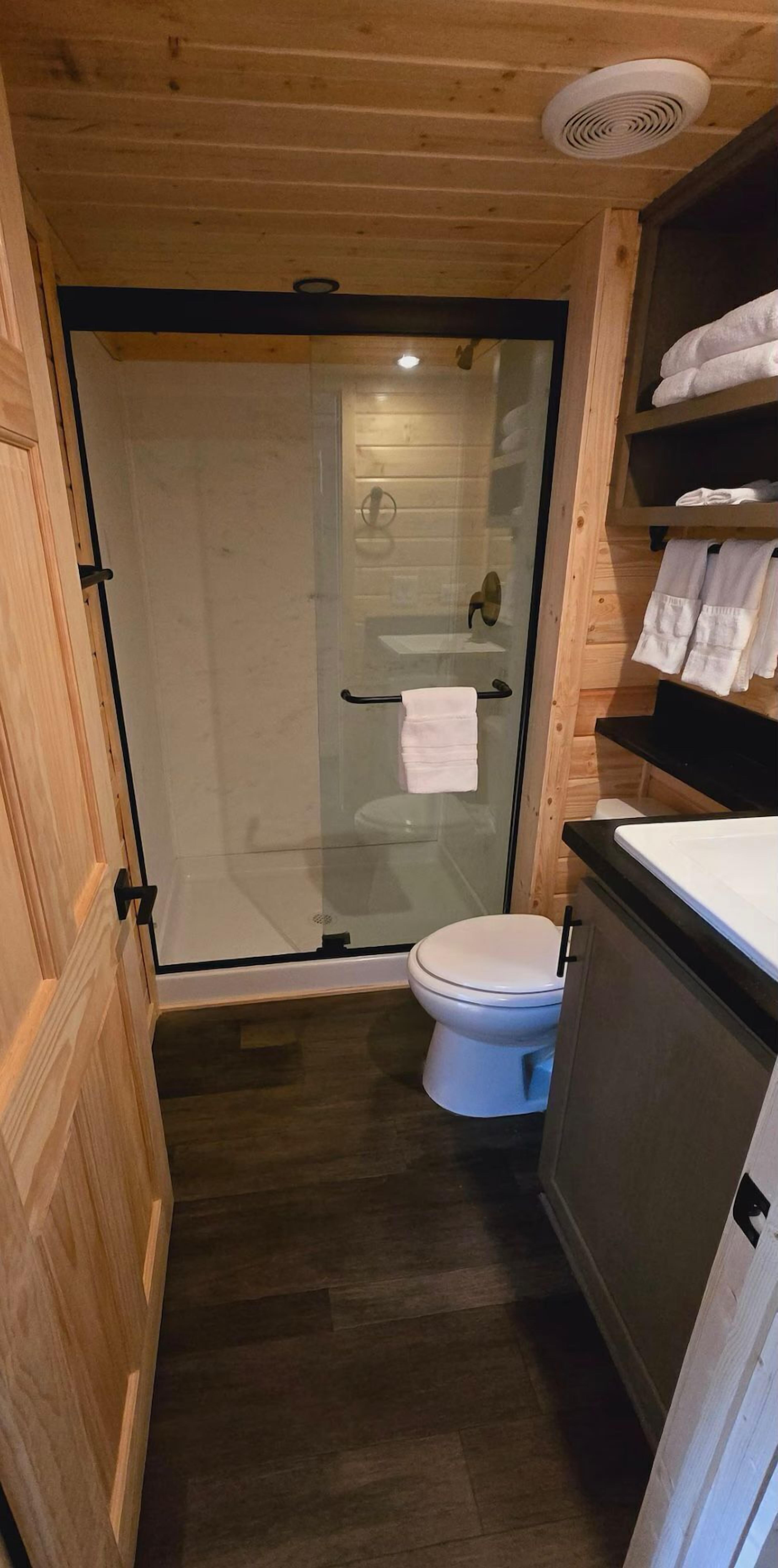 Secador de pelo, toallas, jabón, shampoo