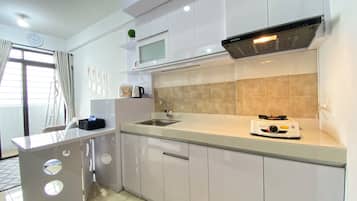 Standard Apartment | Private kitchen | Cookware/dishes/utensils