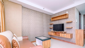 Una sala de estar moderna con un sofá, una mesa de centro y estanterías empotradas de madera.