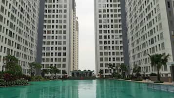 Una piscina al aire libre