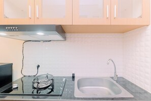 Private kitchen - Elegant And Nice Studio At Apple 1 Condovilla Apartment (Jakarta)